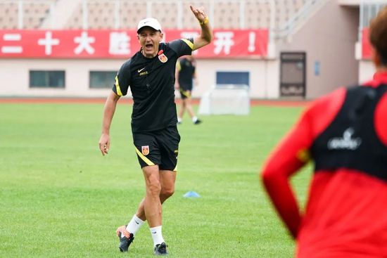 谈及自己的未来，安德烈表示：“我看英超联赛，去那里踢球是我的一个梦想。